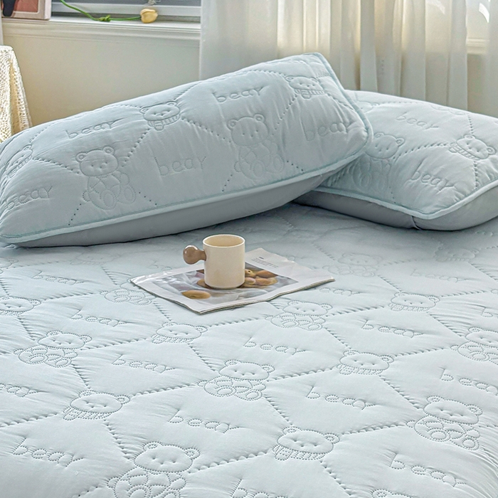 91家纺网 家纺一手货源 找家纺 LIFE.丽芙 2025新款磨毛超声波夹棉机包边枕套 小熊夹棉枕套-天空蓝