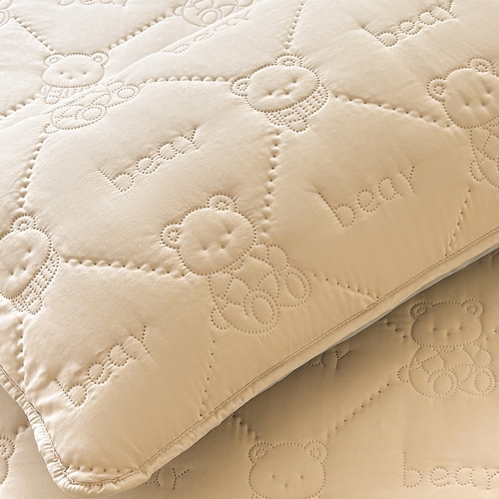 91家纺网 家纺一手货源 找家纺 LIFE.丽芙 2025新款磨毛超声波夹棉机包边枕套 小熊夹棉枕套-奶茶