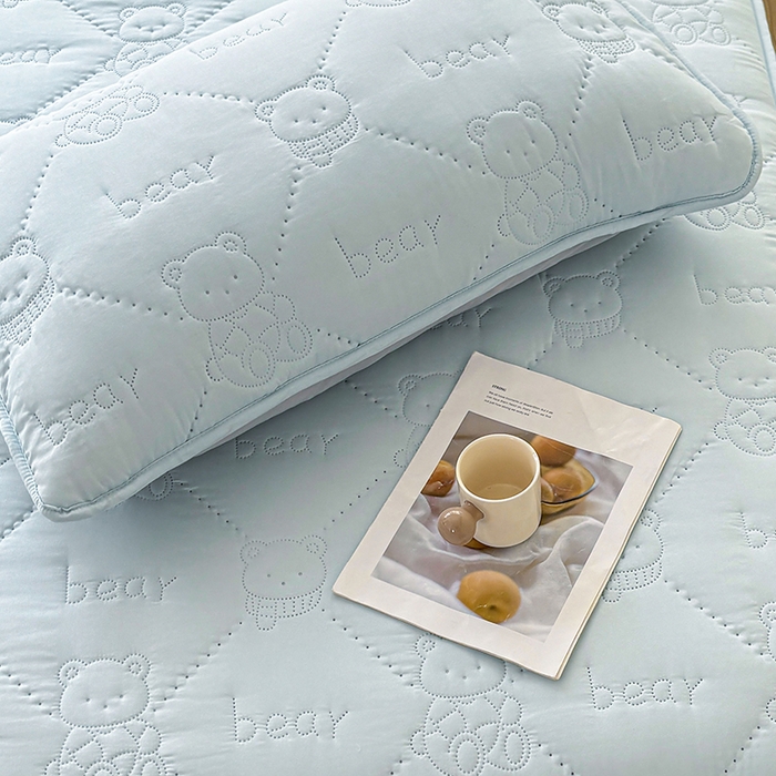 91家纺网 家纺一手货源 找家纺 LIFE.丽芙 2025新款磨毛超声波夹棉机包边枕套 小熊夹棉枕套-天空蓝