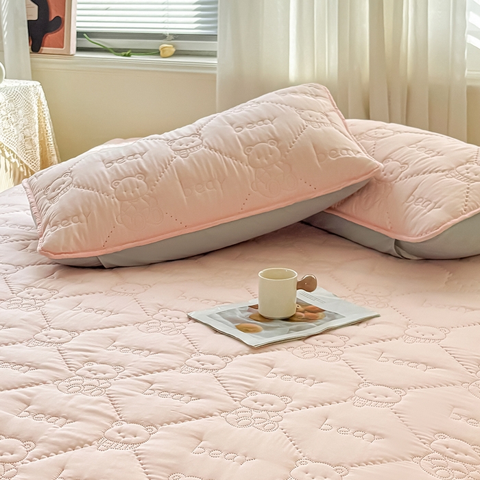 91家纺网 家纺一手货源 找家纺 LIFE.丽芙 2025新款磨毛超声波夹棉机包边枕套 小熊夹棉枕套-奶油粉