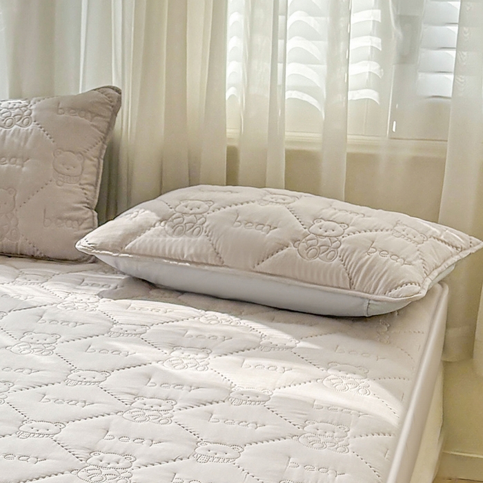 91家纺网 家纺一手货源 找家纺 LIFE.丽芙 2025新款磨毛超声波夹棉机包边枕套 小熊夹棉枕套-山灰