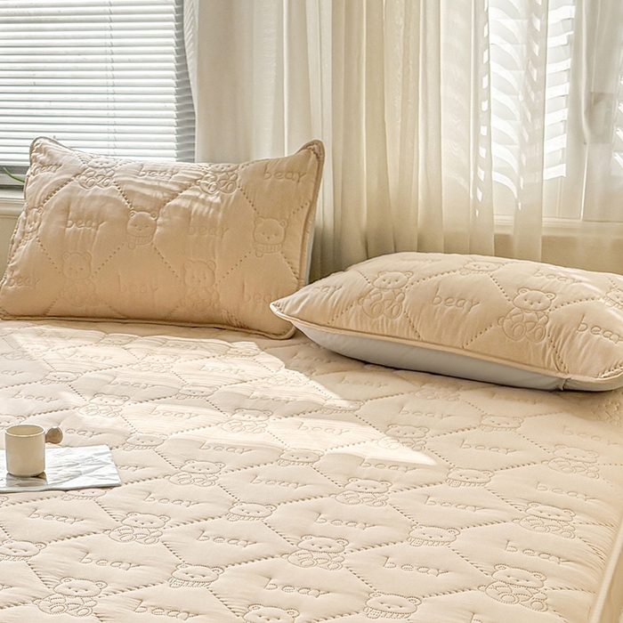 91家纺网 家纺一手货源 找家纺 LIFE.丽芙 2025新款磨毛超声波夹棉机包边枕套 小熊夹棉枕套-奶茶