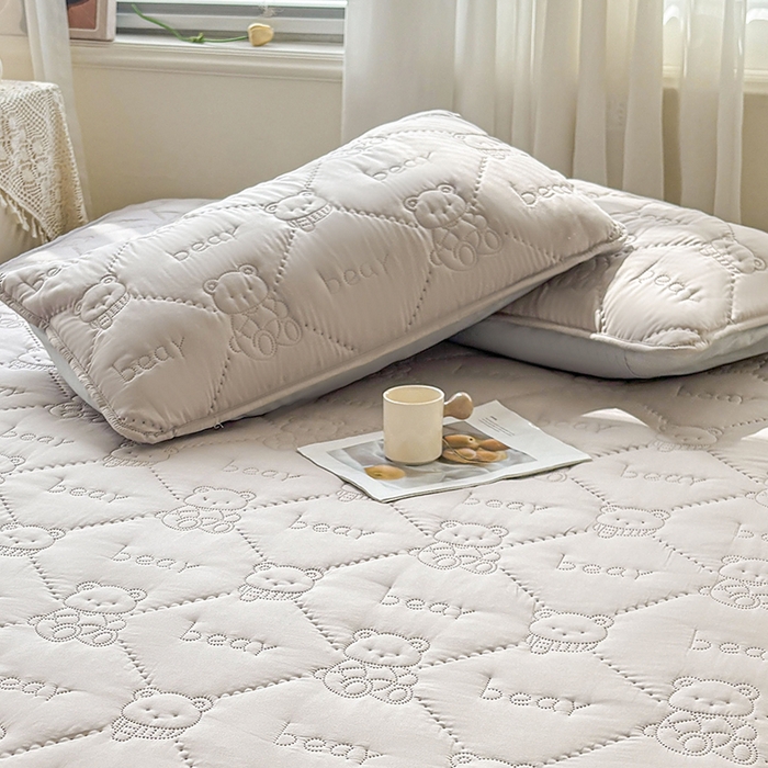 91家纺网 家纺一手货源 找家纺 LIFE.丽芙 2025新款磨毛超声波夹棉机包边枕套 小熊夹棉枕套-山灰