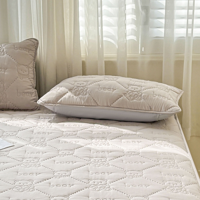 91家纺网 家纺一手货源 找家纺 LIFE.丽芙 2025新款磨毛超声波夹棉机包边枕套 小熊夹棉枕套-山灰