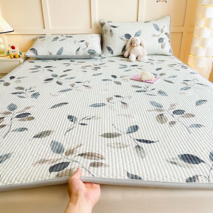 91家纺网 家纺一手货源 找家纺 LIFE.丽芙 2025新款A类四季可用A版全棉数码印花B版牛奶绒单件夹棉床褥垫三件套 床褥垫-叶纷飞