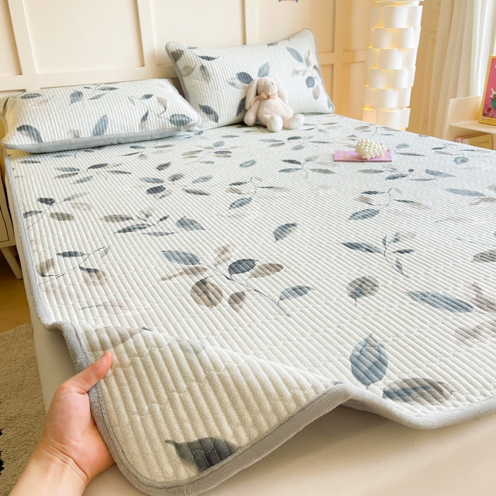 91家纺网 家纺一手货源 找家纺 LIFE.丽芙 2025新款A类四季可用A版全棉数码印花B版牛奶绒单件夹棉床褥垫三件套 床褥垫-叶纷飞