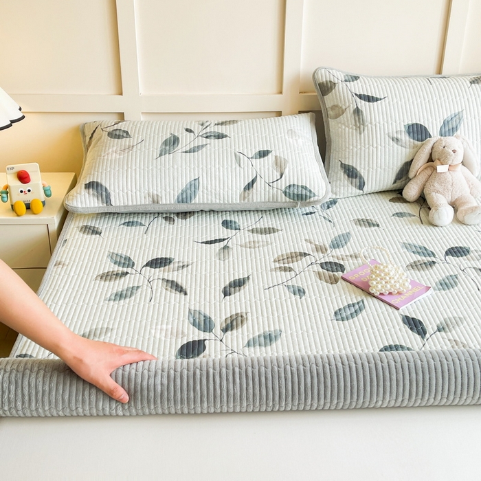 91家纺网 家纺一手货源 找家纺 LIFE.丽芙 2025新款A类四季可用A版全棉数码印花B版牛奶绒单件夹棉床褥垫三件套 床褥垫-叶纷飞