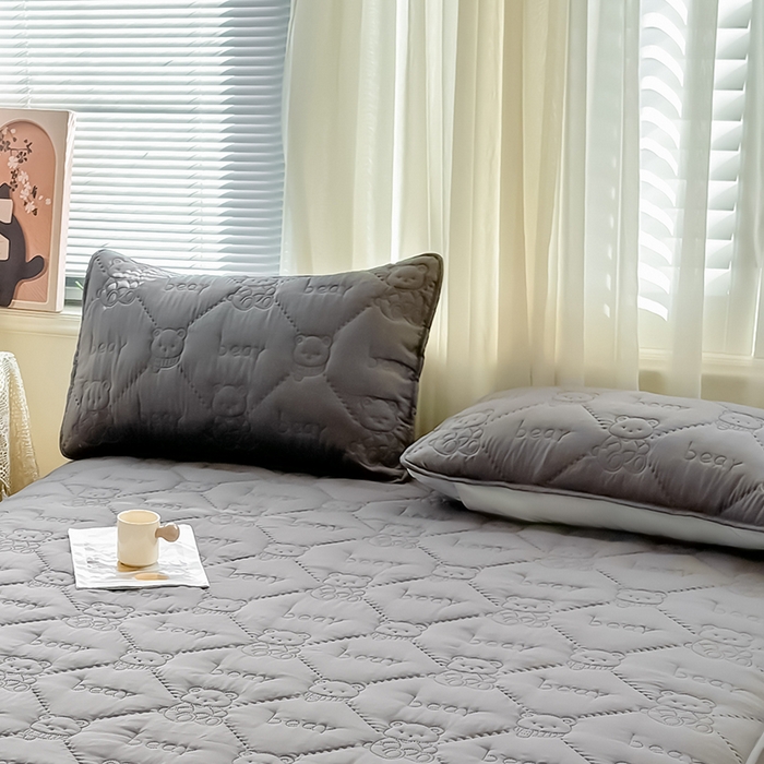 91家纺网 家纺一手货源 找家纺 LIFE.丽芙 2025新款磨毛超声波夹棉机包边枕套 小熊夹棉枕套-高级灰