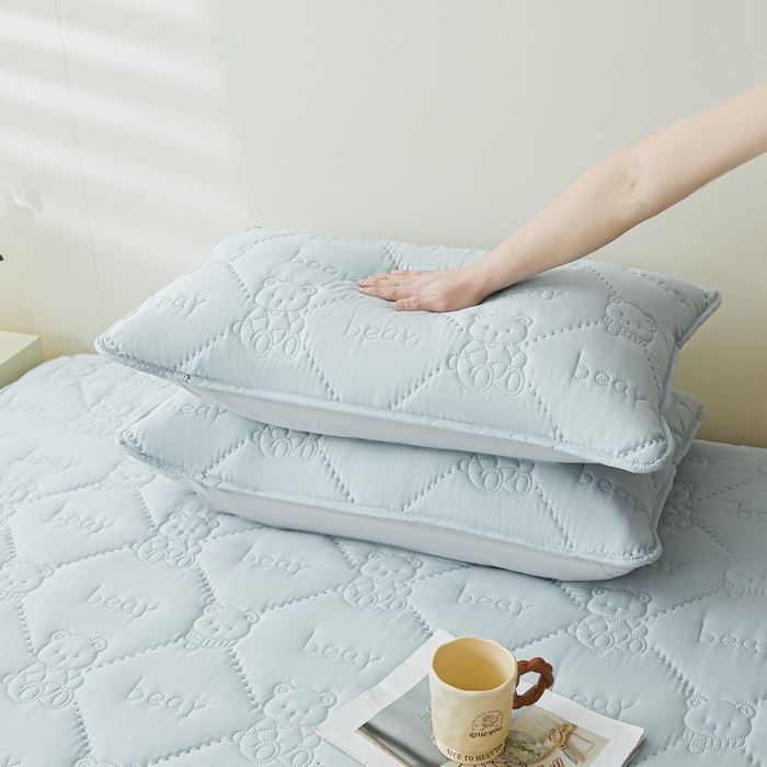 91家纺网 家纺一手货源 找家纺 LIFE.丽芙 2025新款磨毛超声波夹棉防水枕套机包边款 小熊防水夹棉枕套-天空蓝