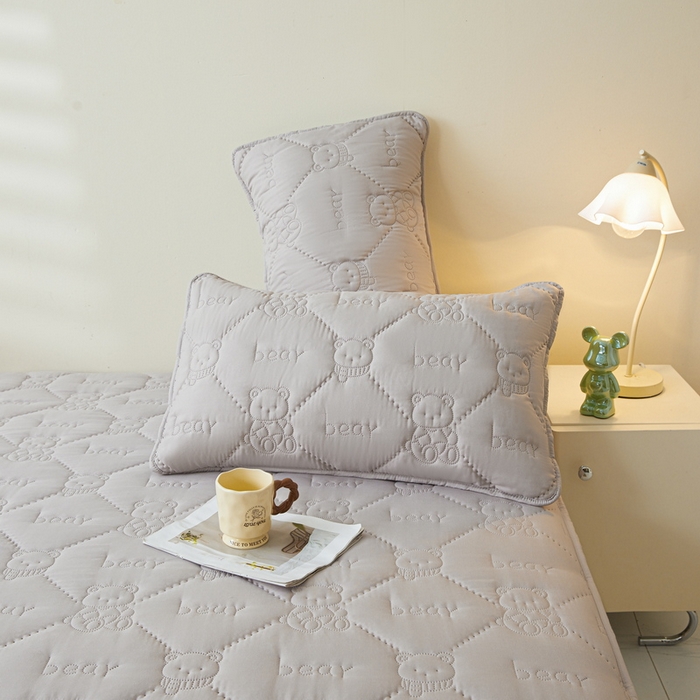 91家纺网 家纺一手货源 找家纺 LIFE.丽芙 2025新款磨毛超声波夹棉防水枕套机包边款 小熊防水夹棉枕套-山灰