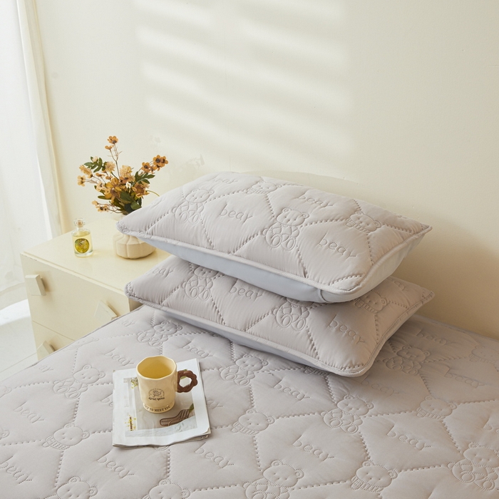 91家纺网 家纺一手货源 找家纺 LIFE.丽芙 2025新款磨毛超声波夹棉防水枕套机包边款 小熊防水夹棉枕套-山灰