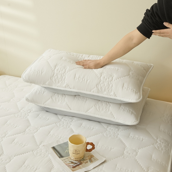 91家纺网 家纺一手货源 找家纺 LIFE.丽芙 2025新款磨毛超声波夹棉防水枕套机包边款 小熊防水夹棉枕套-象牙白