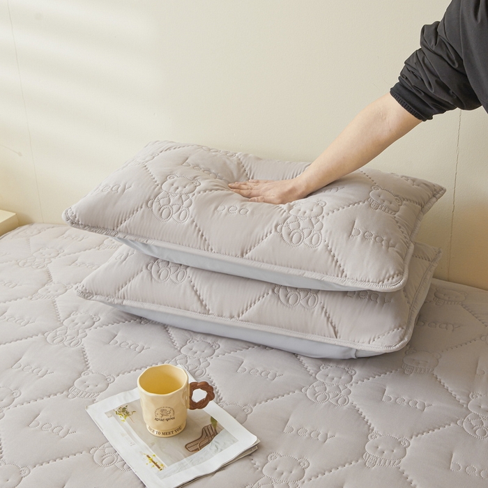 91家纺网 家纺一手货源 找家纺 LIFE.丽芙 2025新款磨毛超声波夹棉防水枕套机包边款 小熊防水夹棉枕套-山灰