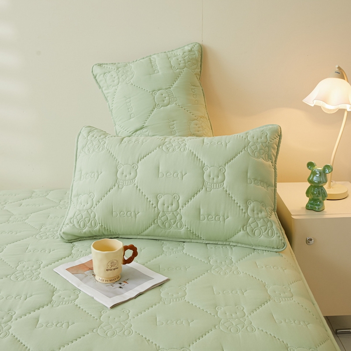 91家纺网 家纺一手货源 找家纺 LIFE.丽芙 2025新款磨毛超声波夹棉防水枕套机包边款 小熊防水夹棉枕套-松石绿