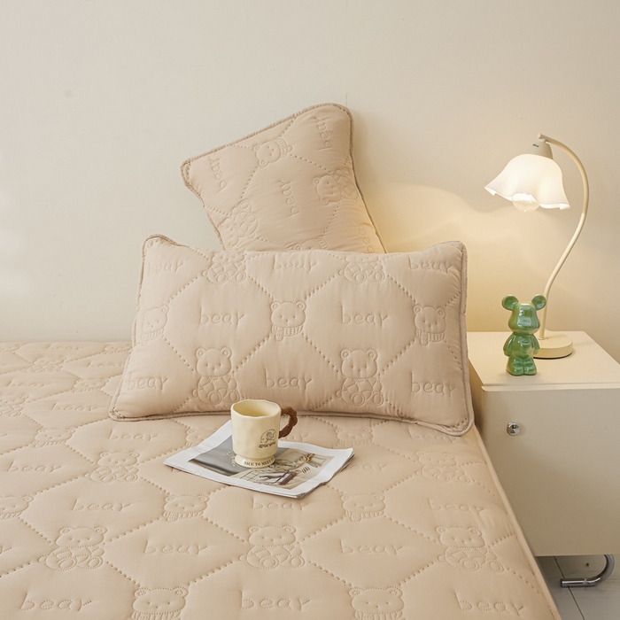 91家纺网 家纺一手货源 找家纺 LIFE.丽芙 2025新款磨毛超声波夹棉防水枕套机包边款 小熊防水夹棉枕套-奶茶