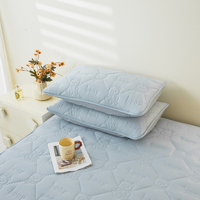 91家纺网 家纺一手货源 找家纺 LIFE.丽芙 2025新款磨毛超声波夹棉防水枕套机包边款 小熊防水夹棉枕套-海青