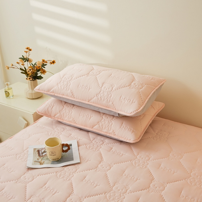 91家纺网 家纺一手货源 找家纺 LIFE.丽芙 2025新款磨毛超声波夹棉防水枕套机包边款 小熊防水夹棉枕套-奶油粉