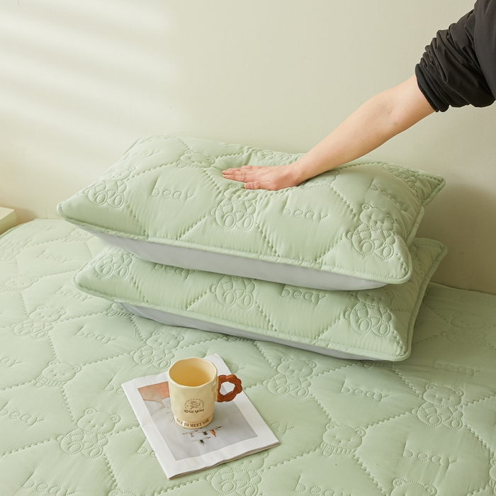 91家纺网 家纺一手货源 找家纺 LIFE.丽芙 2025新款磨毛超声波夹棉防水枕套机包边款 小熊防水夹棉枕套-松石绿