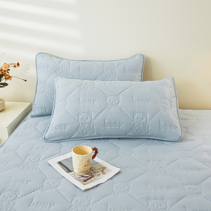 91家纺网 家纺一手货源 找家纺 LIFE.丽芙 2025新款磨毛超声波夹棉防水枕套机包边款 小熊防水夹棉枕套-海青