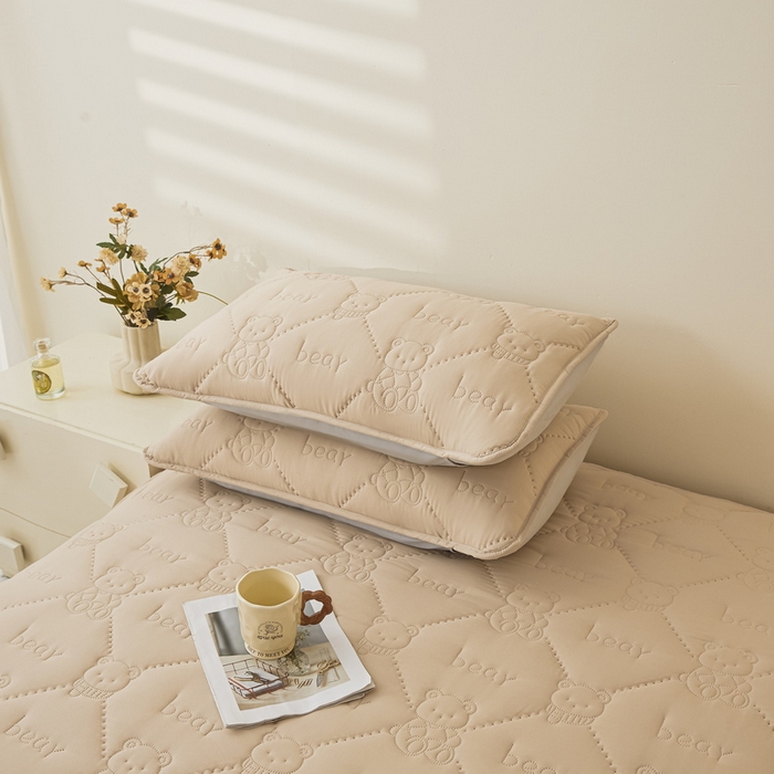 91家纺网 家纺一手货源 找家纺 LIFE.丽芙 2025新款磨毛超声波夹棉防水枕套机包边款 小熊防水夹棉枕套-奶茶