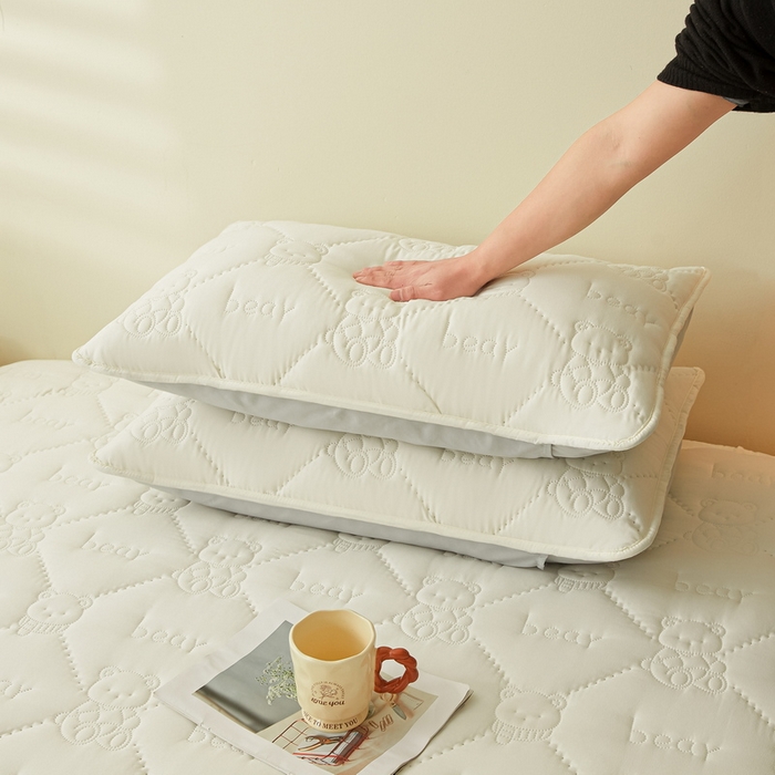 91家纺网 家纺一手货源 找家纺 LIFE.丽芙 2025新款磨毛超声波夹棉防水枕套机包边款 小熊防水夹棉枕套-奶昔白