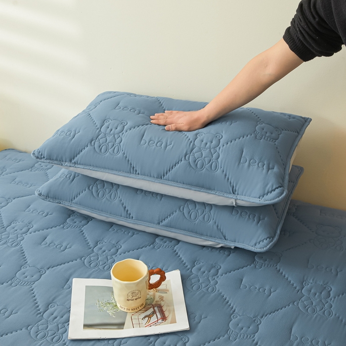 91家纺网 家纺一手货源 找家纺 LIFE.丽芙 2025新款磨毛超声波夹棉防水枕套机包边款 小熊防水夹棉枕套-宾利蓝