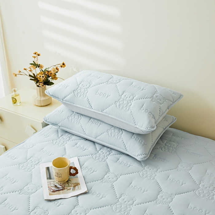 91家纺网 家纺一手货源 找家纺 LIFE.丽芙 2025新款磨毛超声波夹棉防水枕套机包边款 小熊防水夹棉枕套-天空蓝