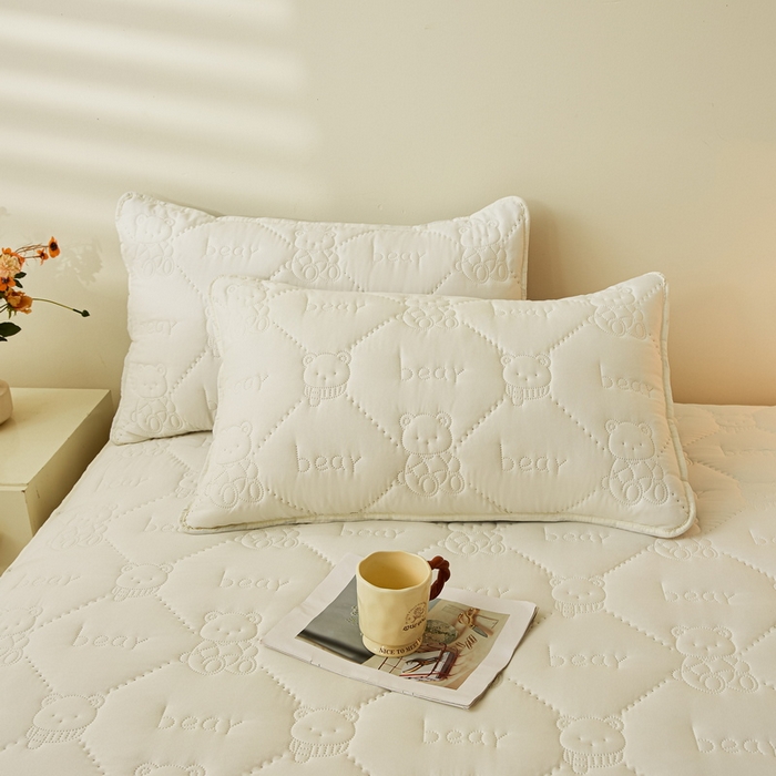 91家纺网 家纺一手货源 找家纺 LIFE.丽芙 2025新款磨毛超声波夹棉防水枕套机包边款 小熊防水夹棉枕套-奶昔白