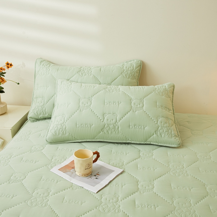 91家纺网 家纺一手货源 找家纺 LIFE.丽芙 2025新款磨毛超声波夹棉防水枕套机包边款 小熊防水夹棉枕套-松石绿
