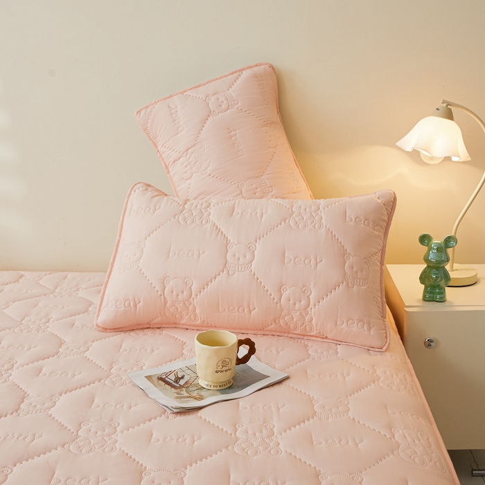 91家纺网 家纺一手货源 找家纺 LIFE.丽芙 2025新款磨毛超声波夹棉防水枕套机包边款 小熊防水夹棉枕套-奶油粉