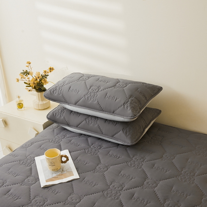 91家纺网 家纺一手货源 找家纺 LIFE.丽芙 2025新款磨毛超声波夹棉防水枕套机包边款 小熊防水夹棉枕套-高级灰