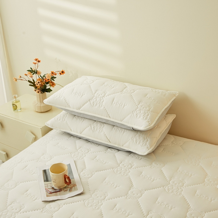 91家纺网 家纺一手货源 找家纺 LIFE.丽芙 2025新款磨毛超声波夹棉防水枕套机包边款 小熊防水夹棉枕套-奶昔白