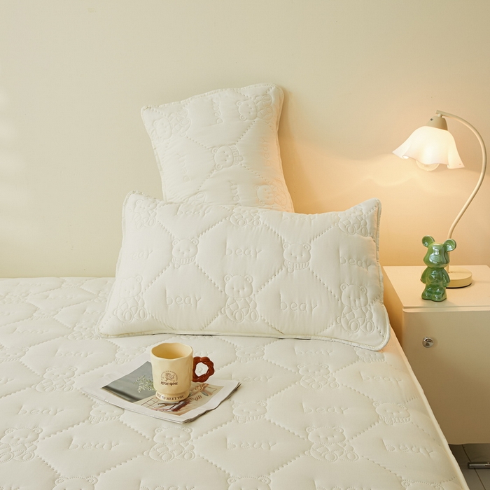 91家纺网 家纺一手货源 找家纺 LIFE.丽芙 2025新款磨毛超声波夹棉防水枕套机包边款 小熊防水夹棉枕套-奶昔白