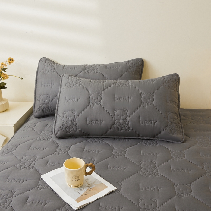 91家纺网 家纺一手货源 找家纺 LIFE.丽芙 2025新款磨毛超声波夹棉防水枕套机包边款 小熊防水夹棉枕套-高级灰