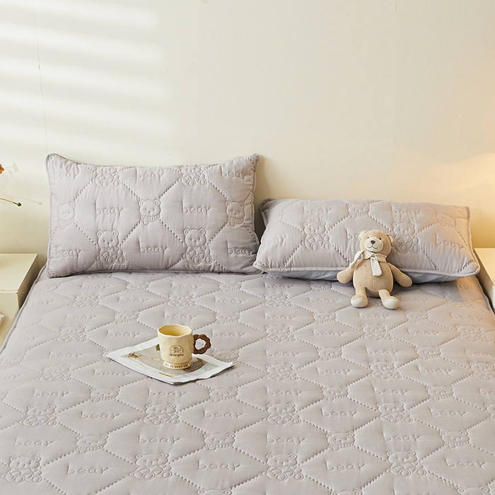 91家纺网 家纺一手货源 找家纺 LIFE.丽芙 2025新款磨毛超声波夹棉防水枕套机包边款 小熊防水夹棉枕套-山灰