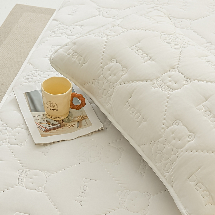 91家纺网 家纺一手货源 找家纺 LIFE.丽芙 2025新款磨毛超声波夹棉防水枕套机包边款 小熊防水夹棉枕套-象牙白