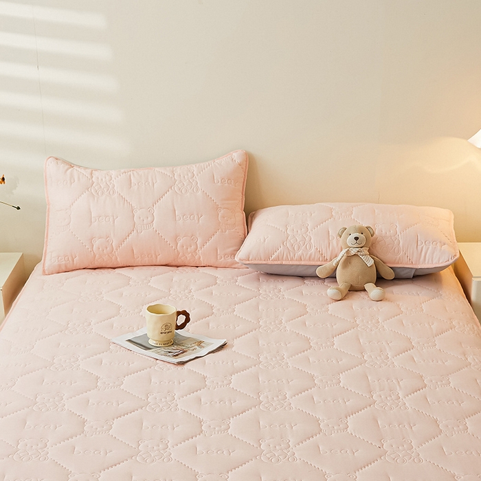 91家纺网 家纺一手货源 找家纺 LIFE.丽芙 2025新款磨毛超声波夹棉防水枕套机包边款 小熊防水夹棉枕套-奶油粉