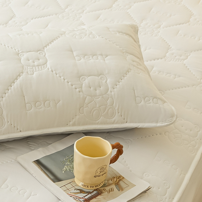 91家纺网 家纺一手货源 找家纺 LIFE.丽芙 2025新款磨毛超声波夹棉防水枕套机包边款 小熊防水夹棉枕套-象牙白