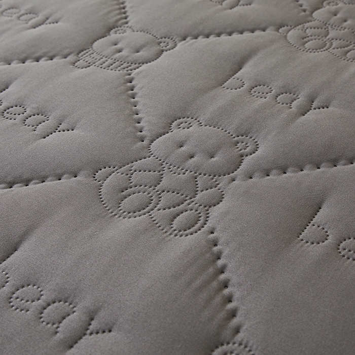 91家纺网 家纺一手货源 找家纺 LIFE.丽芙 2025新款磨毛超声波夹棉防水枕套机包边款 小熊防水夹棉枕套-高级灰