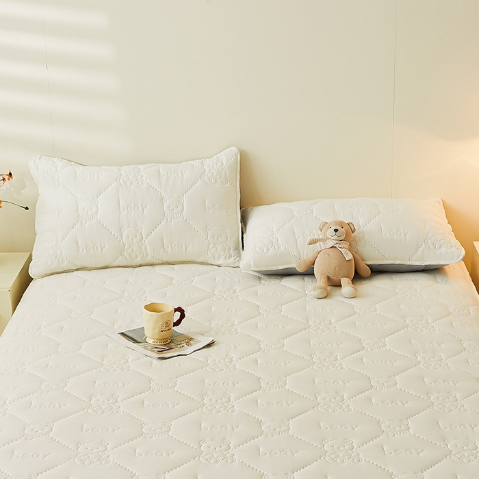 91家纺网 家纺一手货源 找家纺 LIFE.丽芙 2025新款磨毛超声波夹棉防水枕套机包边款 小熊防水夹棉枕套-奶昔白