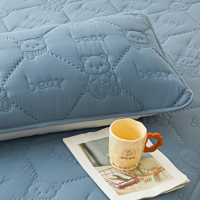 91家纺网 家纺一手货源 找家纺 LIFE.丽芙 2025新款磨毛超声波夹棉防水枕套机包边款 小熊防水夹棉枕套-宾利蓝