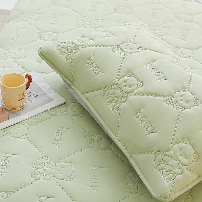 91家纺网 家纺一手货源 找家纺 LIFE.丽芙 2025新款磨毛超声波夹棉防水枕套机包边款 小熊防水夹棉枕套-松石绿