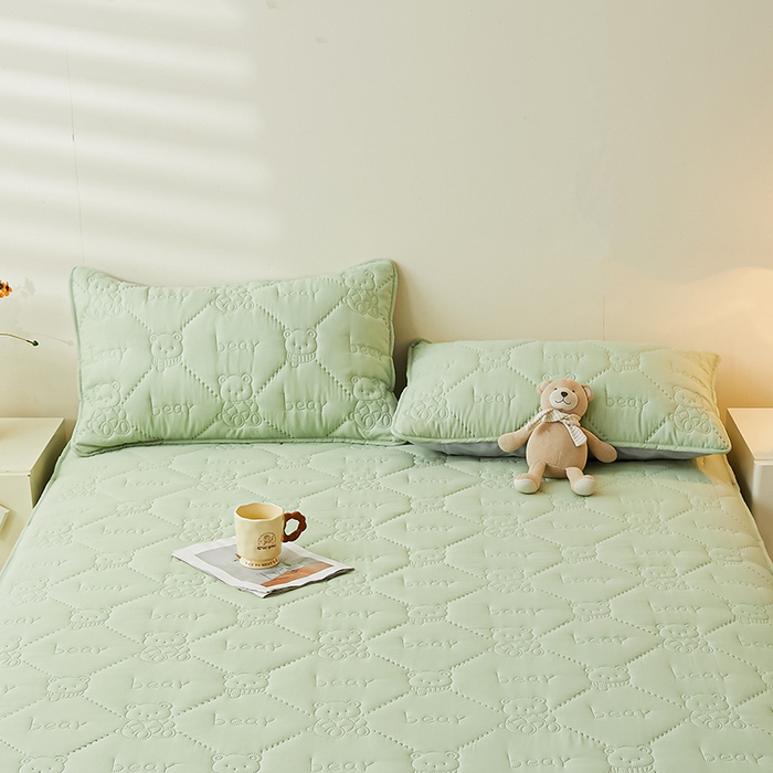 91家纺网 家纺一手货源 找家纺 LIFE.丽芙 2025新款磨毛超声波夹棉防水枕套机包边款 小熊防水夹棉枕套-松石绿