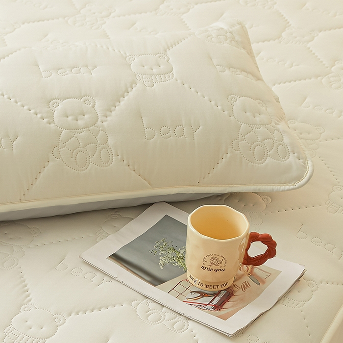 91家纺网 家纺一手货源 找家纺 LIFE.丽芙 2025新款磨毛超声波夹棉防水枕套机包边款 小熊防水夹棉枕套-奶昔白