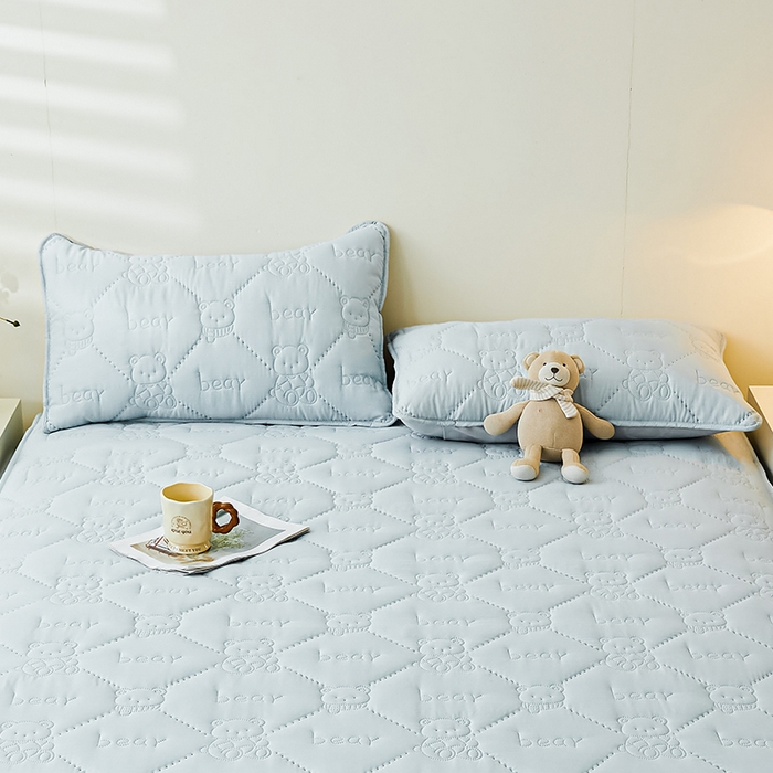 91家纺网 家纺一手货源 找家纺 LIFE.丽芙 2025新款磨毛超声波夹棉防水枕套机包边款 小熊防水夹棉枕套-天空蓝