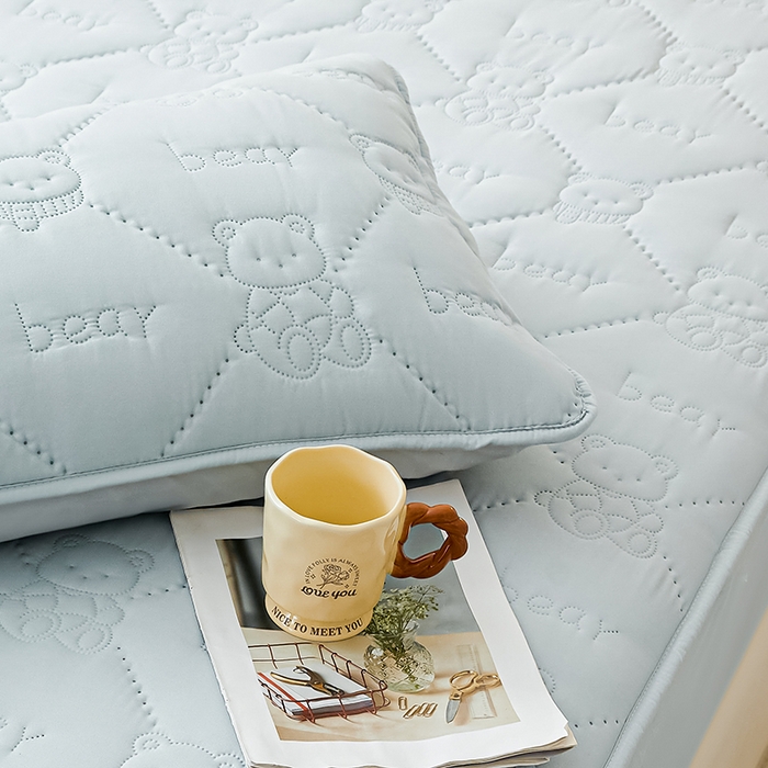 91家纺网 家纺一手货源 找家纺 LIFE.丽芙 2025新款磨毛超声波夹棉防水枕套机包边款 小熊防水夹棉枕套-天空蓝