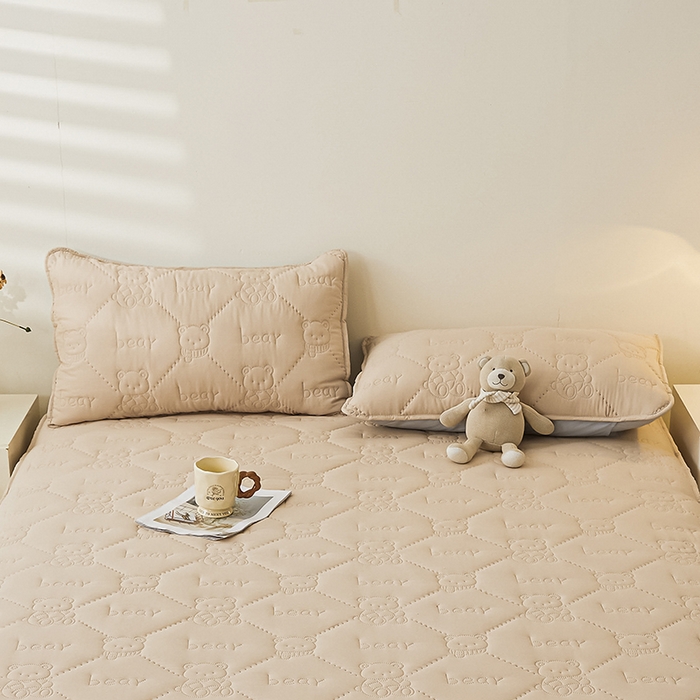 91家纺网 家纺一手货源 找家纺 LIFE.丽芙 2025新款磨毛超声波夹棉防水枕套机包边款 小熊防水夹棉枕套-奶茶