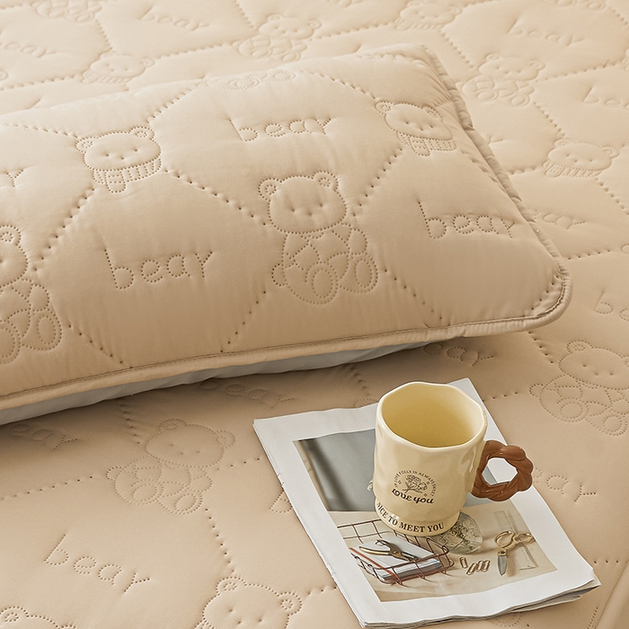 91家纺网 家纺一手货源 找家纺 LIFE.丽芙 2025新款磨毛超声波夹棉防水枕套机包边款 小熊防水夹棉枕套-奶茶