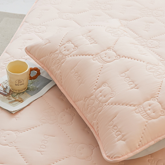 91家纺网 家纺一手货源 找家纺 LIFE.丽芙 2025新款磨毛超声波夹棉防水枕套机包边款 小熊防水夹棉枕套-奶油粉