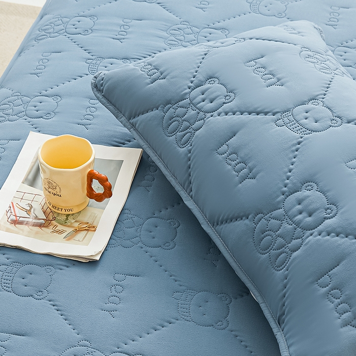 91家纺网 家纺一手货源 找家纺 LIFE.丽芙 2025新款磨毛超声波夹棉防水枕套机包边款 小熊防水夹棉枕套-宾利蓝